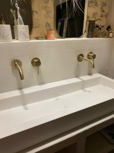 Photo de galerie - Réalisation de robinetterie encastré suivit d’un enduit effet béton ciré 