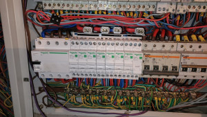 Photo de galerie - Mise en conformité partielle selon la NF C-15100 pour circuits électrique cuisine.