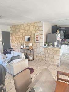 Photo de galerie - Dépose complète de fausses pierres avant mise en enduit.