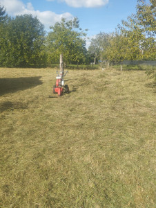 Photo de galerie - Faucher avec une motofaucheuse 