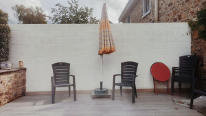 Photo de galerie - Mur en parpaing, peint ensuite en blanc pour une terrasse 