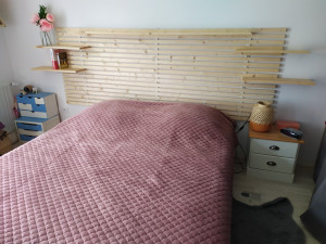 Photo de galerie - Tête de lit et étagères, sur mesure et à moindre prix