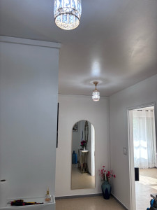 Photo de galerie - Installation deux lustre et un miroir 