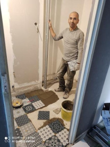 Photo de galerie - Pose de carreaux ciment dans une SDB