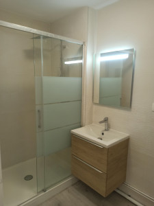 Photo de galerie - Rénovation d'une salle de bain 
plomberie et faience
pose d'un receveur
pose porte coulissante de douche
installation meuble vasque avec robinetterie et miroir led
