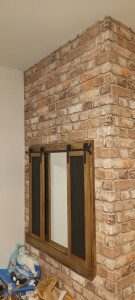 Photo de galerie - Peinture chambre (murs/ plafond ) avec un pan de mur en papier peint (imitation briques)