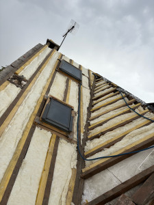 Photo de galerie - Chantier avec renforcement de la charpente, changement de l’isolation, ainsi des kits d’étanchéité des VELUX, traitement de charpente effectués l’ancienne