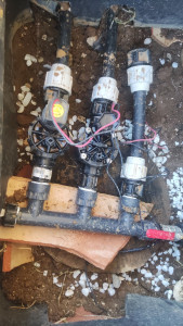 Photo de galerie - Photo de nourrice pour arrosage automatique avec deux électrovannes et une en plus en réserve. Monté avec programmateur deux stations Hunter pro . Idéal pour un gazon vert et toutes l'année !