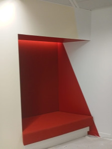 Photo de galerie - Peinture créative mêlant formes et lignes pour un effet visuel dynamique et personnalisé.