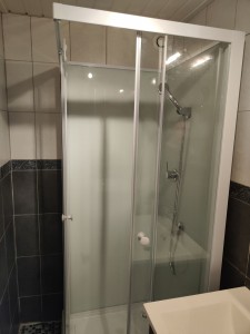 Photo de galerie - Pose d'une cabine de douche.