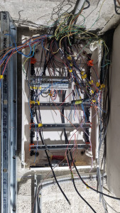 Photo de galerie - J'ai remplacé le tableau électrique 400 V avec neutre commun dans un système bipolaire.