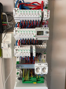 Photo de galerie - Réorganisation du tableau électrique avec déplacement d’un circuit prises sur la protection différentielle adaptée et préparation pour l’ajout d’un nouveau départ.
