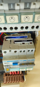 Photo de galerie - Controle test et dépannage sur un disjoncteur differentiel.