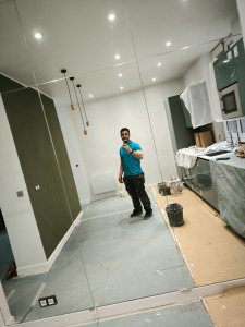 Photo de galerie - Pose de spots, luminaires et prises électriques.