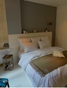 Photo de galerie - Avant : murs gris et ambiance assez froide pour cette chambre. 