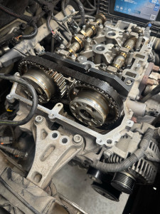 Photo de galerie - Remplacement de la courroie de distribution, dépose et contrôle du carter d’huile et vidange sur Peugeot 207 1.2 puretech 