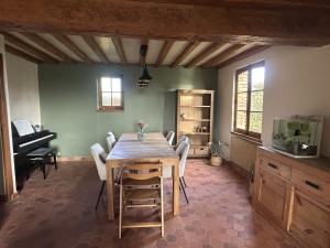 Photo de galerie - Retrait du papier peint, préparation des murs et peinture beige et vert sauge.