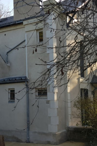 Photo de galerie - Apliquation d'un enduit traditionnel ,pose de chaîne d' angles,restaurations des moulures et corniche,apliquation d'un hydrofuge sur toitures. 