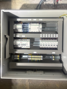 Photo de galerie - Assemblage et installation d’une d’armoire électrique 