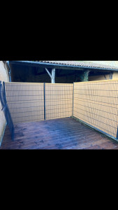 Photo de galerie - Pose de lamelles brise vue en composite sur grillage rigide