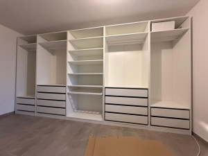 Photo de galerie - Mise en place et installation de meuble IKEA PAX avec tablettes et tiroirs. prévision des arrivées électriques pour éclairage intérieur.