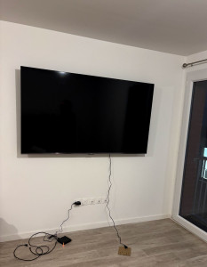 Photo de galerie - Fixation murale d'une grande télé 