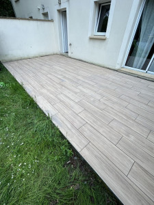 Photo de galerie - Un sol en carrelage imitation parquet