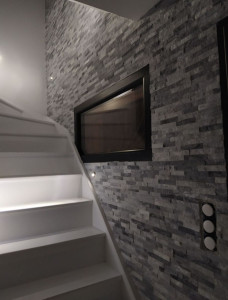 Photo de galerie - Réalisation mur pierre de parement avec installation électrique petits spots