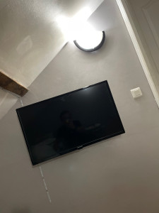 Photo de galerie - Pose d’une télé au mur, avec alimentation invisible 