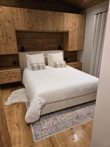 Photo de galerie - « Réfection complète du lit – préparation soignée avant l’arrivée des voyageurs. »