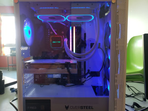 Photo de galerie - Ordinateur gaming en watercooling réparer durant l'un de mes stages en entreprise 