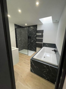 Photo de galerie - Pose carrelage et parquet spécial salle de bain et peinture 