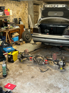 Photo de galerie - Travaux effectués sur cette BMW E36 de 1991 : Dépose trains arrière complet pour changement de l’ensemble des silents bloc ( passage en polyuréthane), roulements, soudure des renforts de caisse.