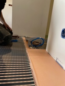 Photo de galerie - Installation et raccordement d'un chauffage au sol électrique dans un appartement.