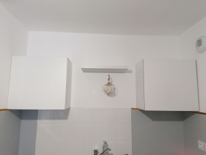 Photo de galerie - Reprise de fixation de 2 éléments haut cuisine. 
Installation tablette 
Mise en place applique selon point lumineux existant 