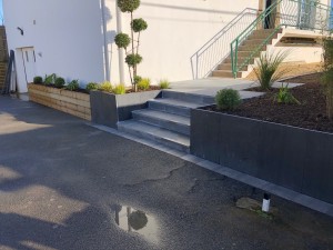 Photo de galerie - Entrée en ardoise avec jardinière en vous et ardoise 