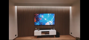 Photo de galerie - Décor tv , tasseau bois, fausse poutre placo, éclairage led,