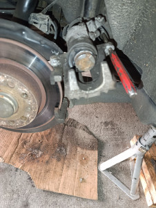 Photo de galerie - Changement des plaquettes de freins arrières. Changement soufflets anti poussière et joint d'étanchéité de piston