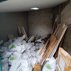 Photo de galerie - AVANT Débarras de 20m3 de gravats et encombrants en fond de cours hyper-centre