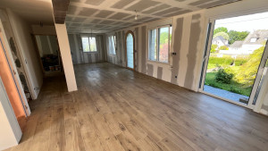 Photo de galerie - Pièce de vie carrelage effet parquet 