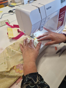 Photo de galerie - Équipée de cinq machines à coudre, notre association vous accompagne pas à pas dans la réalisation de petits projets couture, au sein d’ateliers guidés et bienveillants.

