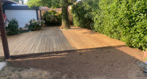 Photo de galerie - Terrasse bois , reprise gazon 