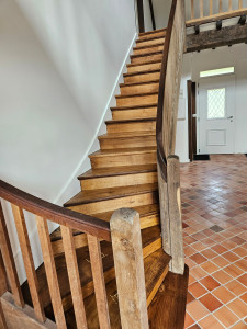 Photo de galerie - Rénovation escalier 
ponçage et couche d'huile 