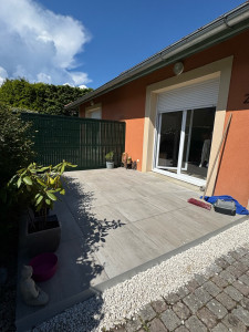 Photo de galerie - Création d’une terrasse en dalles de grès cérame sur plots