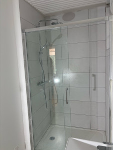Photo de galerie - Pose de receveur de douche plus cabine plus colonne 