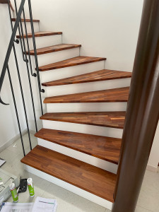 Photo de galerie - Pose de marches en bois sur escalier béton 