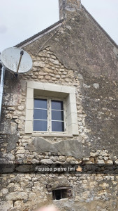 Photo de galerie - Voici un entourage de fenêtre réaliser à base de patrimoine c un mortier quon ponce une fois étaler pour donner la forme d'une fausse pierre de taille 