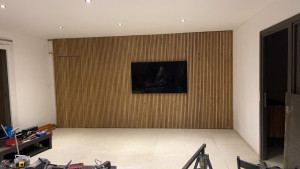 Photo de galerie - Pose du cloison bois ajourée avec télé encastrée sans câble apparent avec création d’une porte cachée 