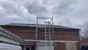 Photo de galerie - Pendant la réfection de la toiture le nettoyage des combles aménagés 