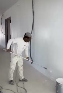 Photo de galerie - Travaux de peinture et plâtrerie : préparation des murs et plafonds, bandes à joints, enduits et finitions professionnelles.